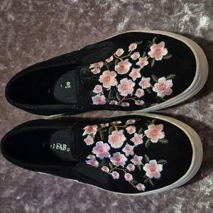 EUC JustFab Pink Embroidery Flowers Slip-On shoes